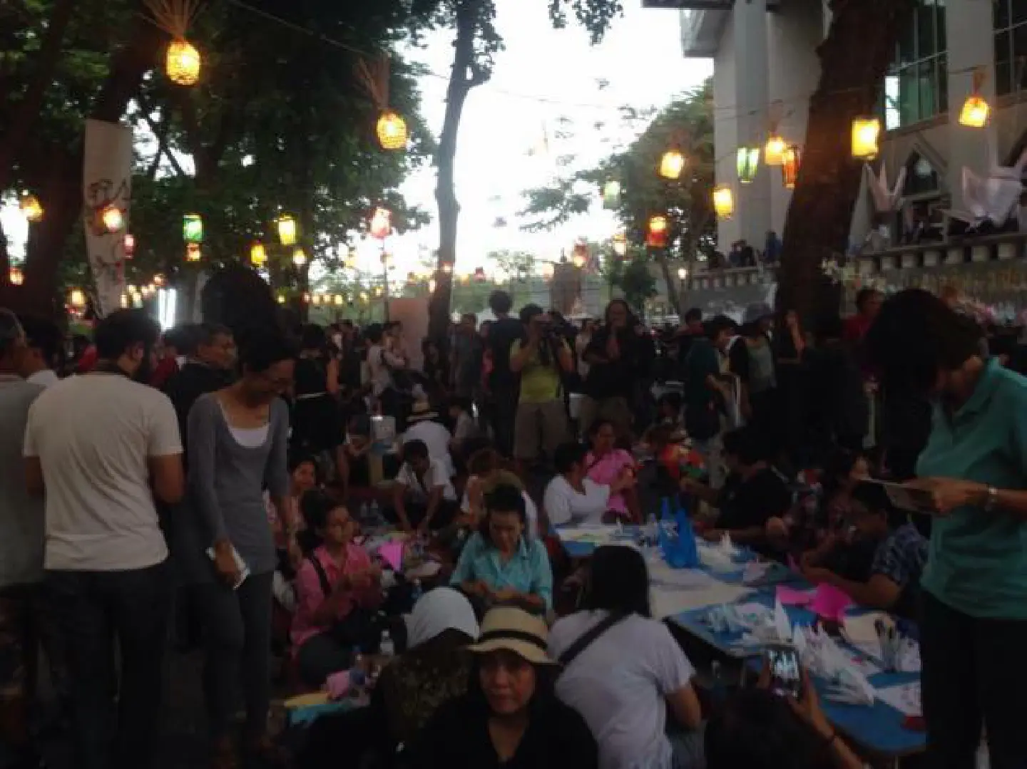 100 gathers at Thammasat to support 14 students 100 gathers at Thammasat to support 14 students