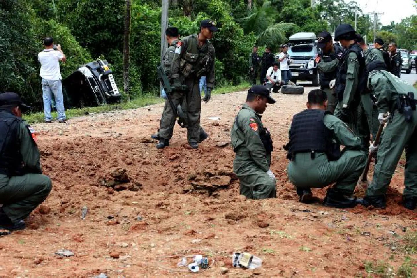 Bomb hits ranger truck in South: one dead, six hurt Bomb hits ranger truck in South: one dead, six hurt