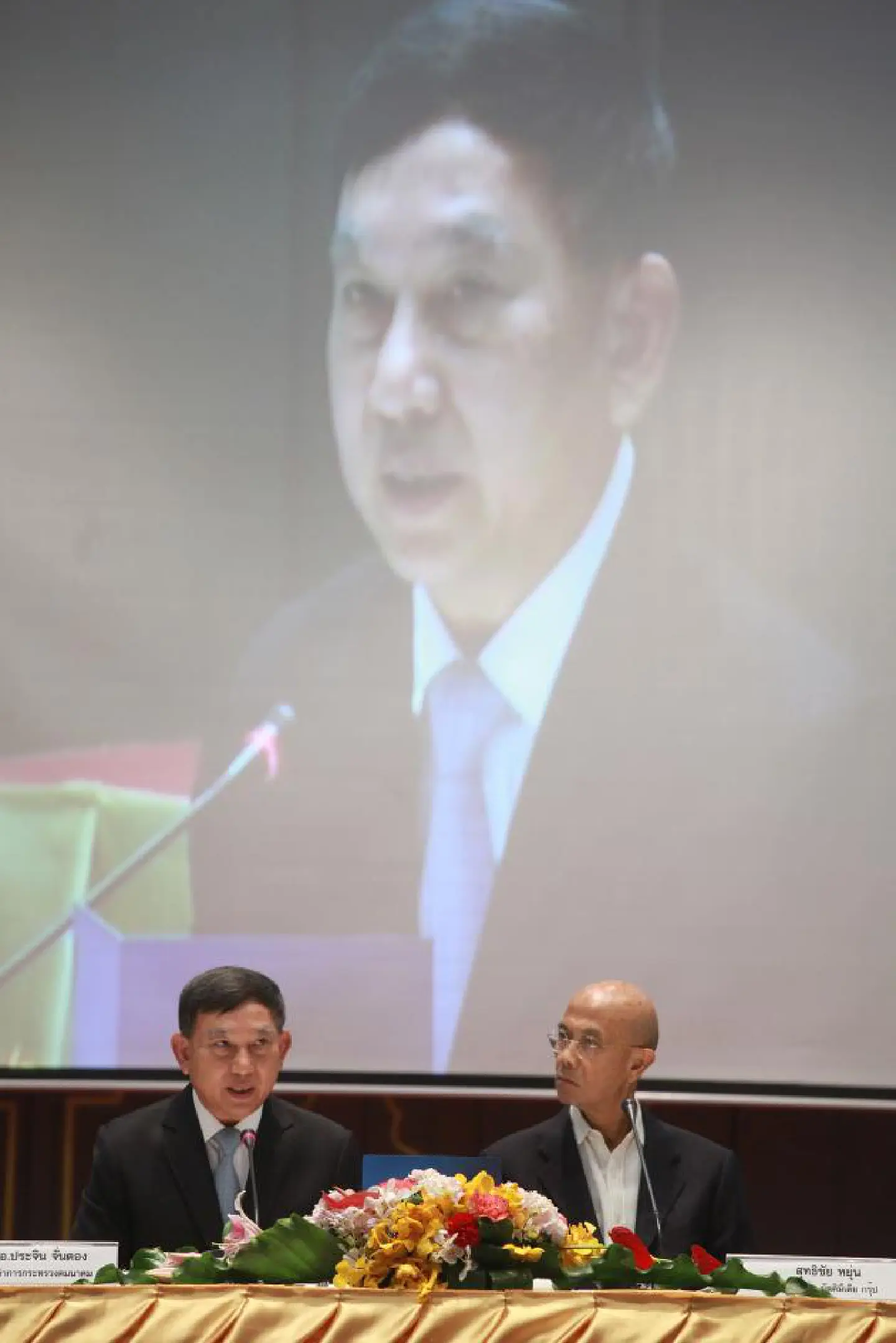 Govt 'must prioritise' big projects Govt 'must prioritise' big projects