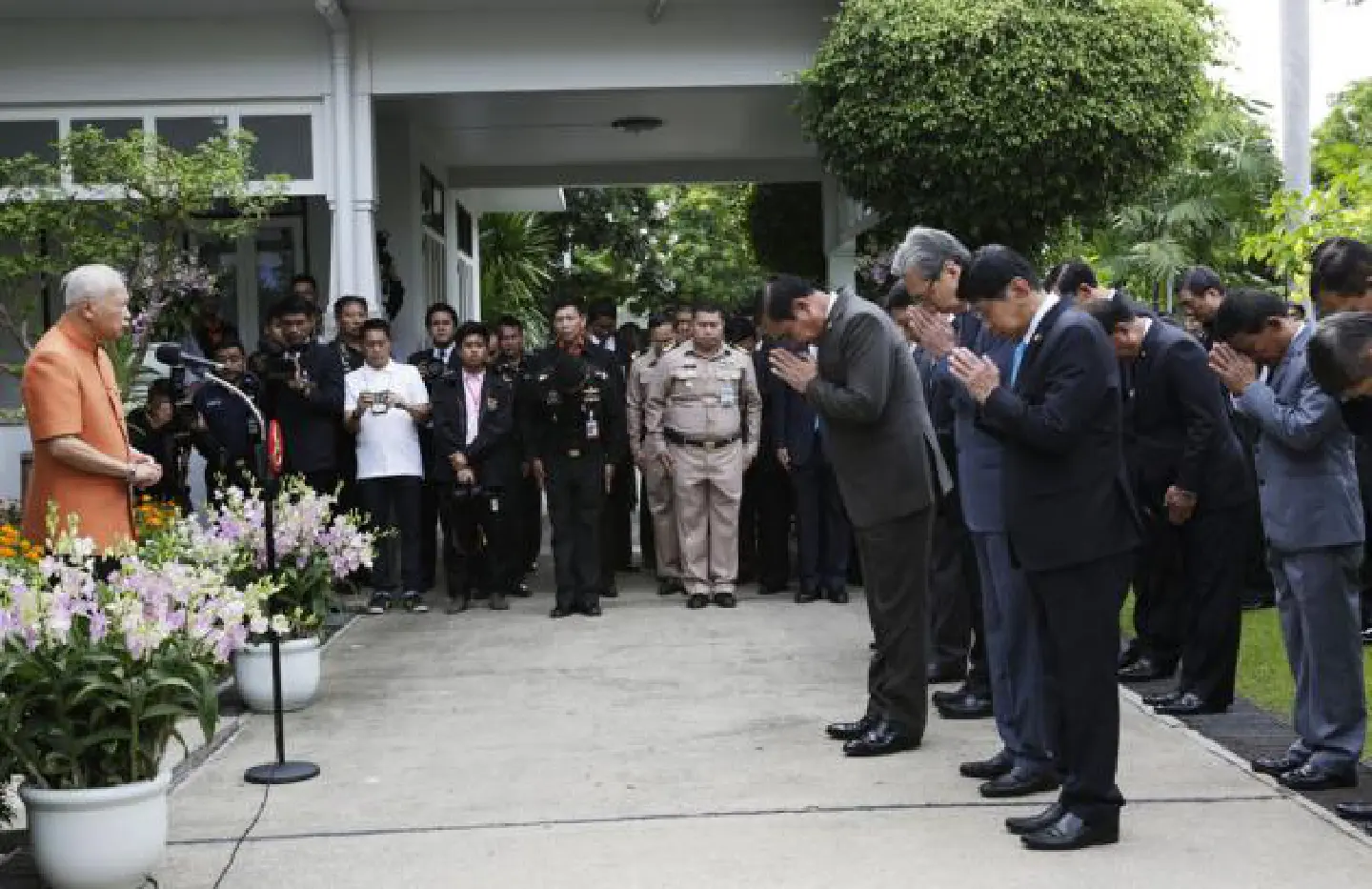 Prayut leads Cabinet members, generals to visit Prem Prayut leads Cabinet members, generals to visit Prem