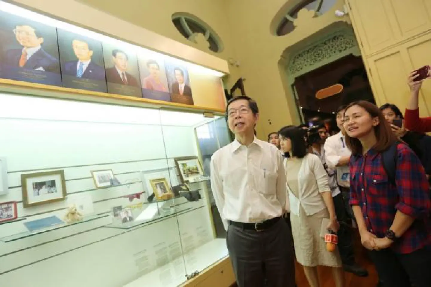 Cheerful farewell party for BOT governor