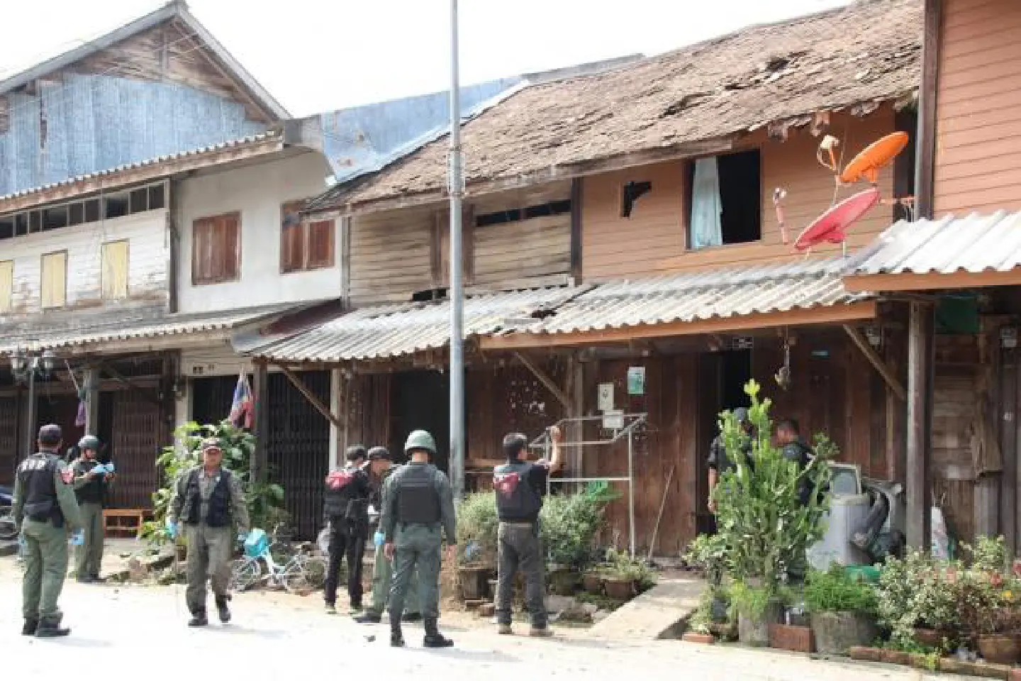 Four police wounded by series of bombs in Narathiwat Four police wounded by series of bombs in Narathiwat