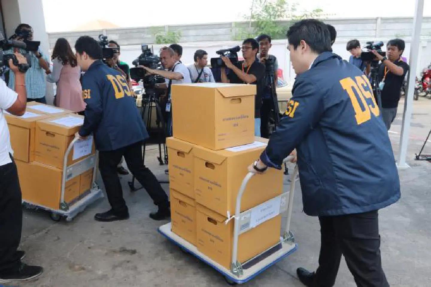 Prosecutors get DSI report to indict ex-Klongchan chief Prosecutors get DSI report to indict ex-Klongchan chief