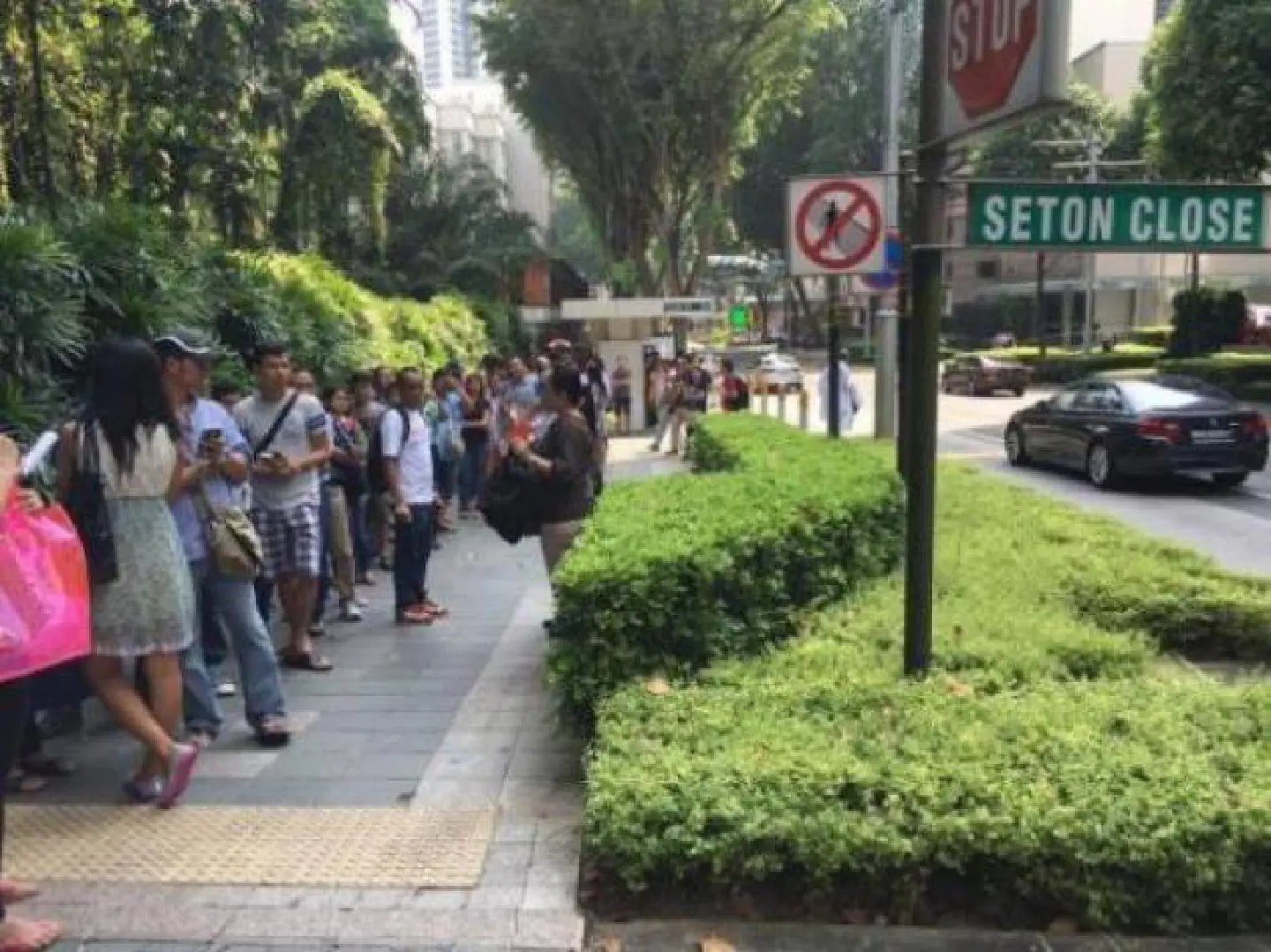 Thousands of Myanmar vote at embassy in Singapore Thousands of Myanmar vote at embassy in Singapore