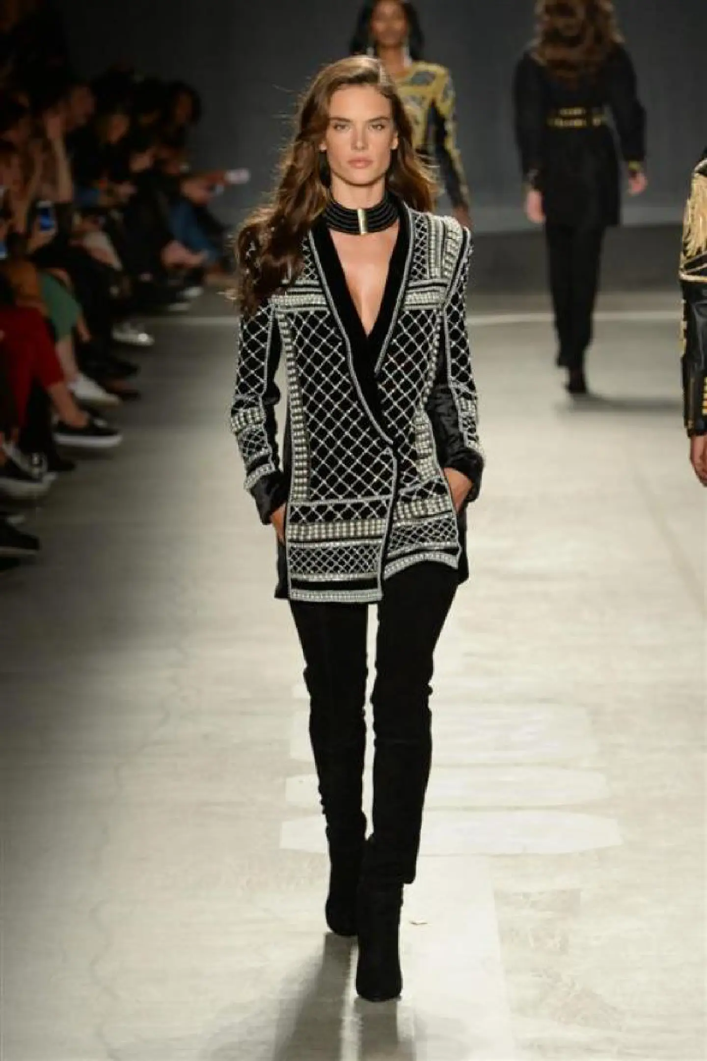 Streetwear with Paris chic Streetwear with Paris chic