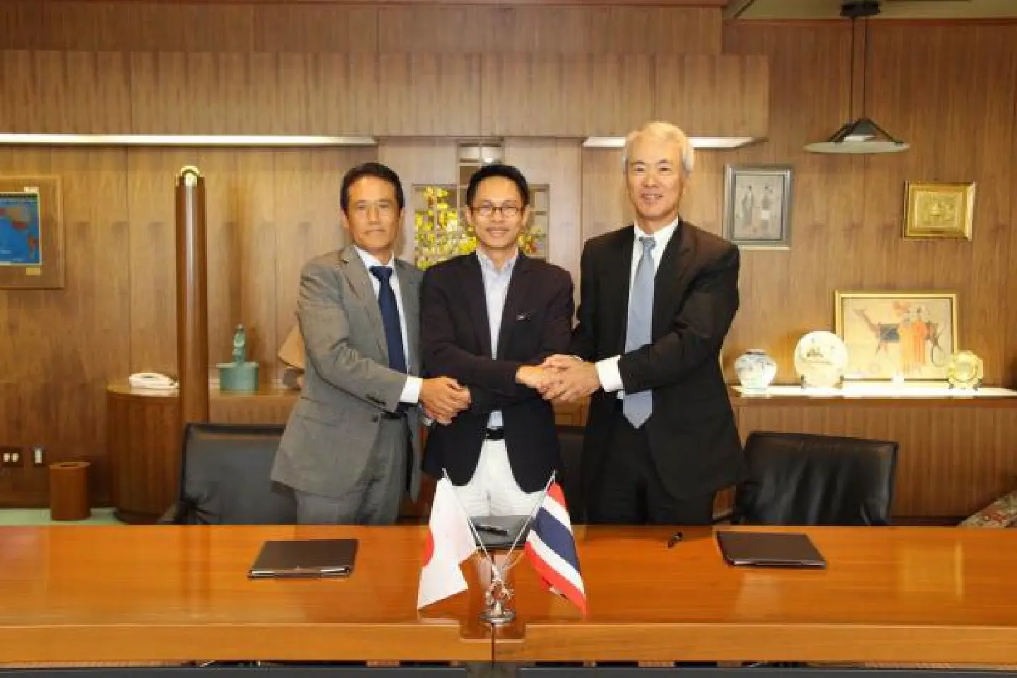 Japan media firms see potential in digital TV revolution Japan media firms see potential in digital TV revolution