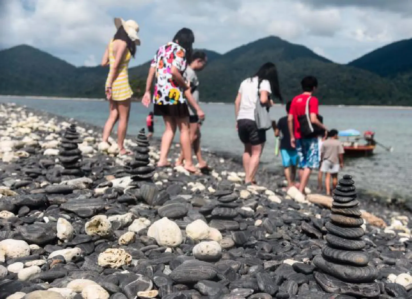 Ban on rock piles on Koh Hin Ngarm Ban on rock piles on Koh Hin Ngarm