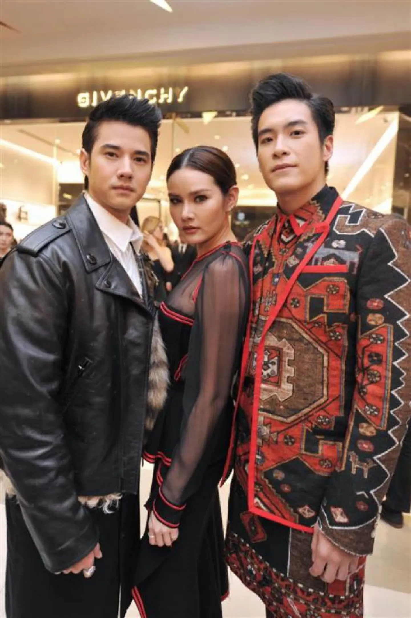 Jewelled faces, tailored bodies Jewelled faces, tailored bodies