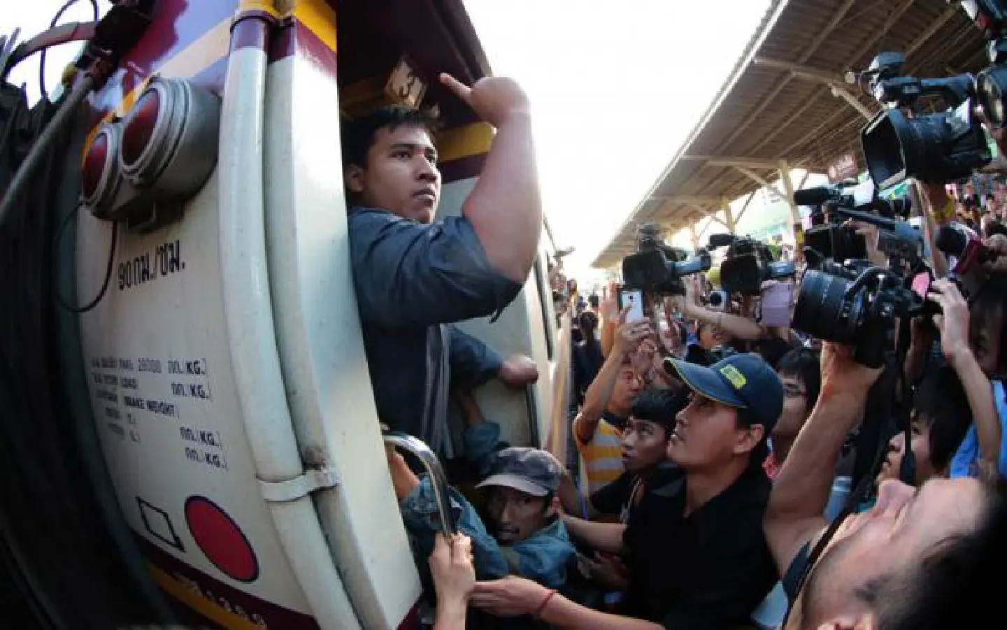 Students blocked from protest over park 'graft' Students blocked from protest over park 'graft'