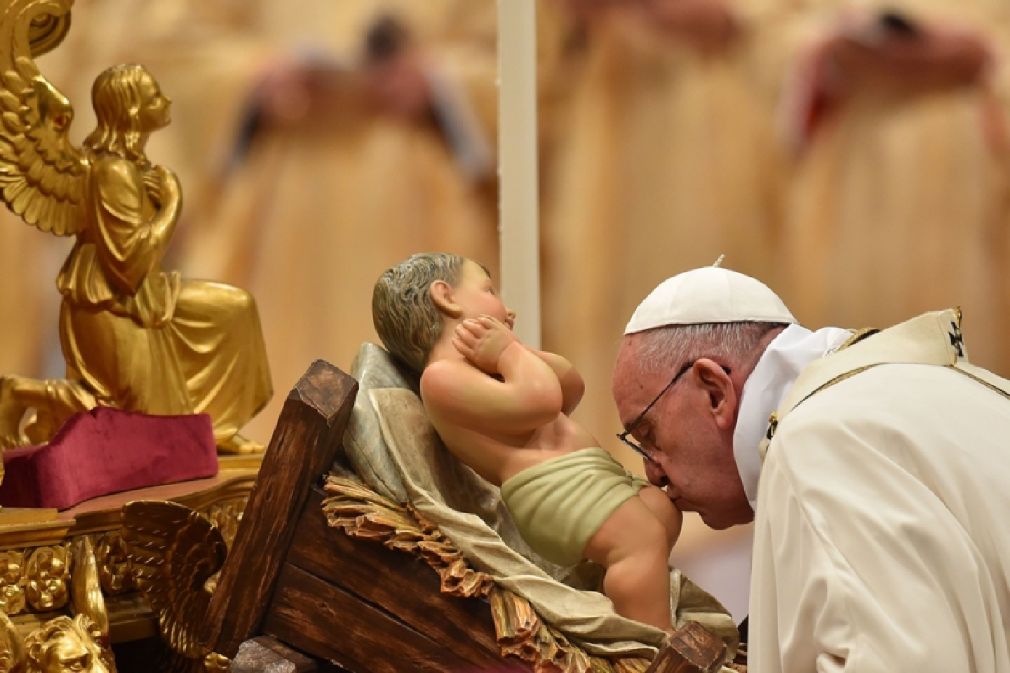 Pope urges return to simple values at Christmas Pope urges return to simple values at Christmas