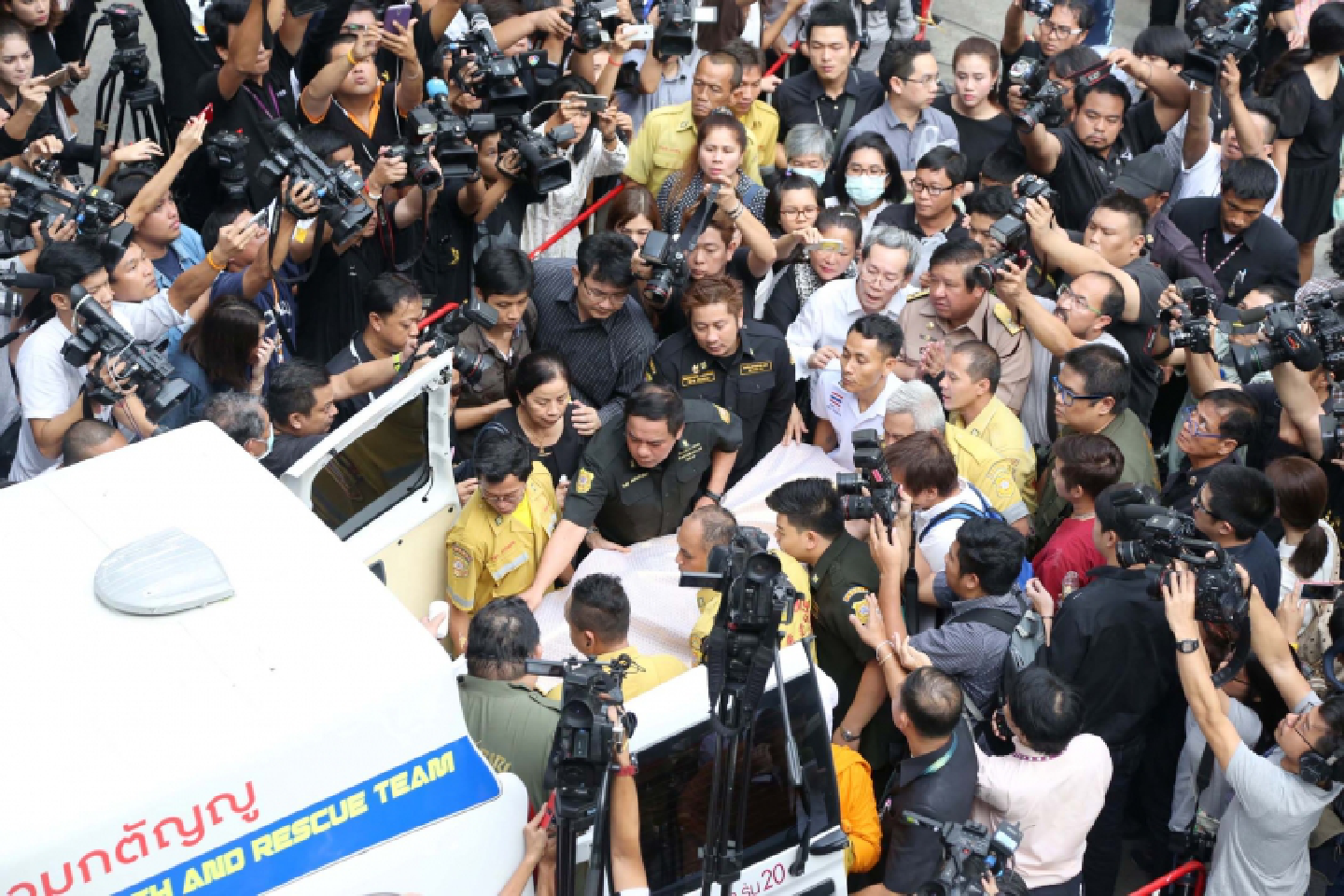 Family, friends and many fans turn out to mourn beloved actor ‘Por’