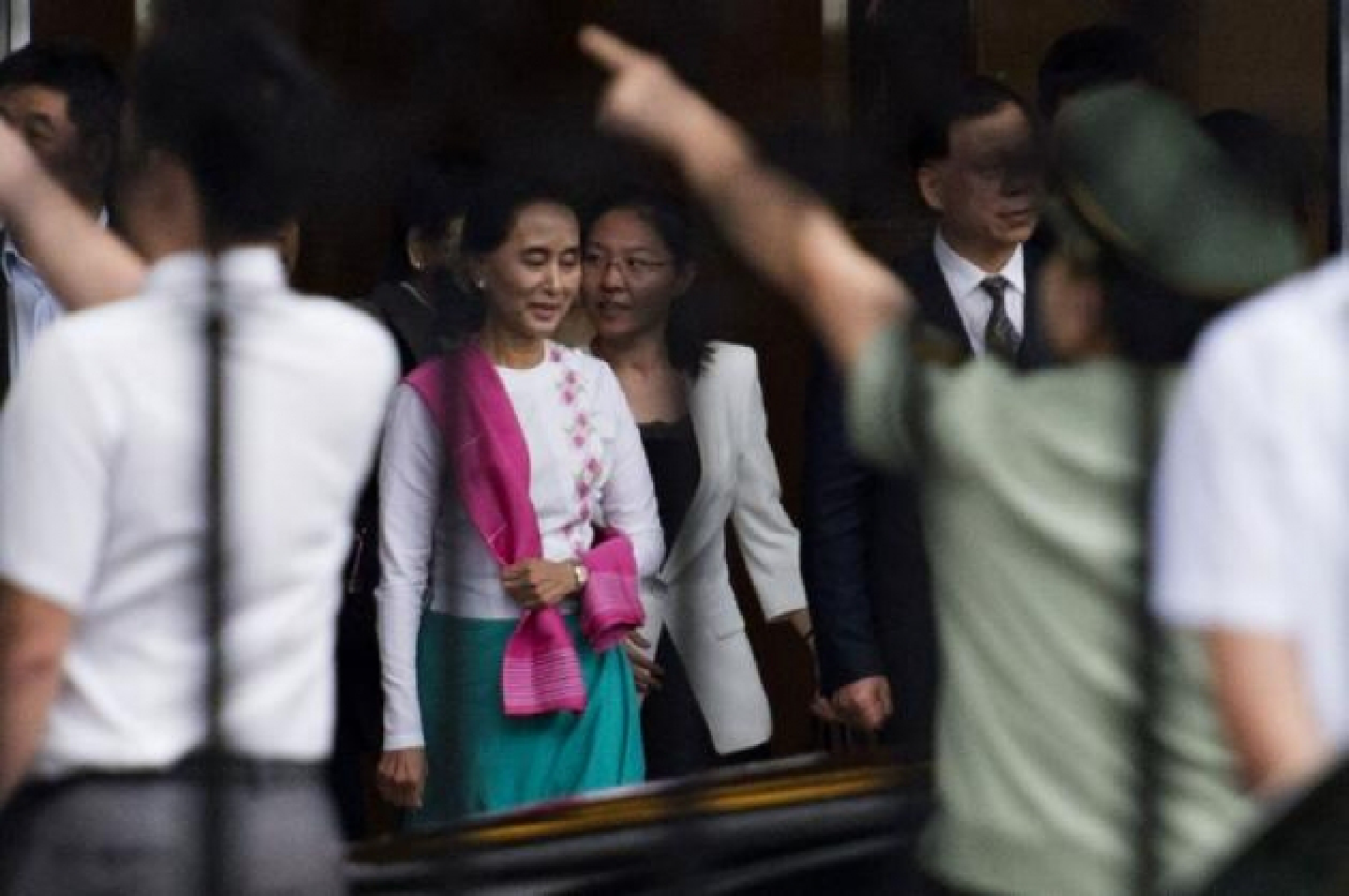 Suu Kyi's bid for Myanmar presidency on hold for now, sources say Suu Kyi's bid for Myanmar presidency on hold for now, sources say