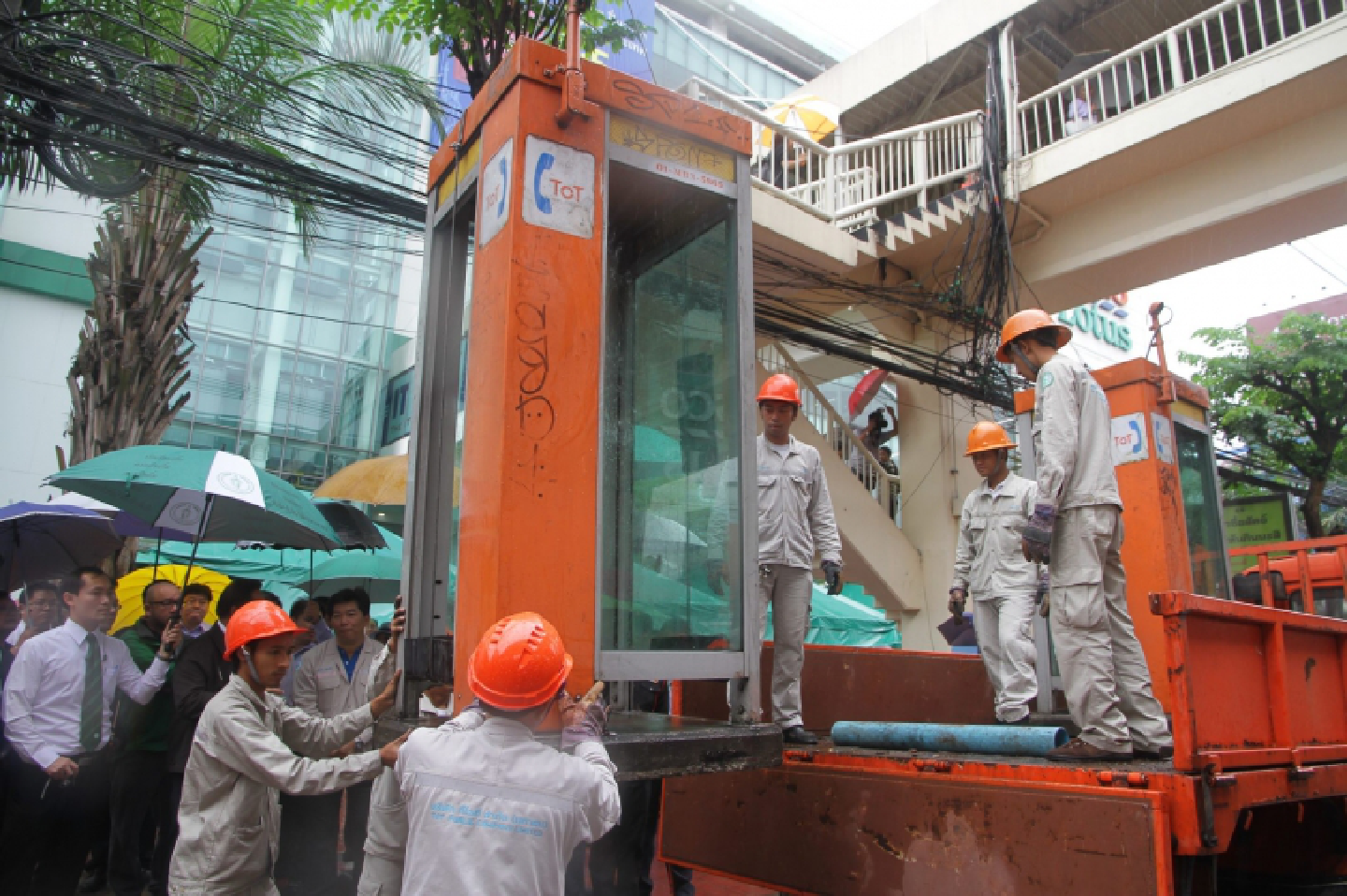 4,400 phone-booths on footpaths to be removed 4,400 phone-booths on footpaths to be removed