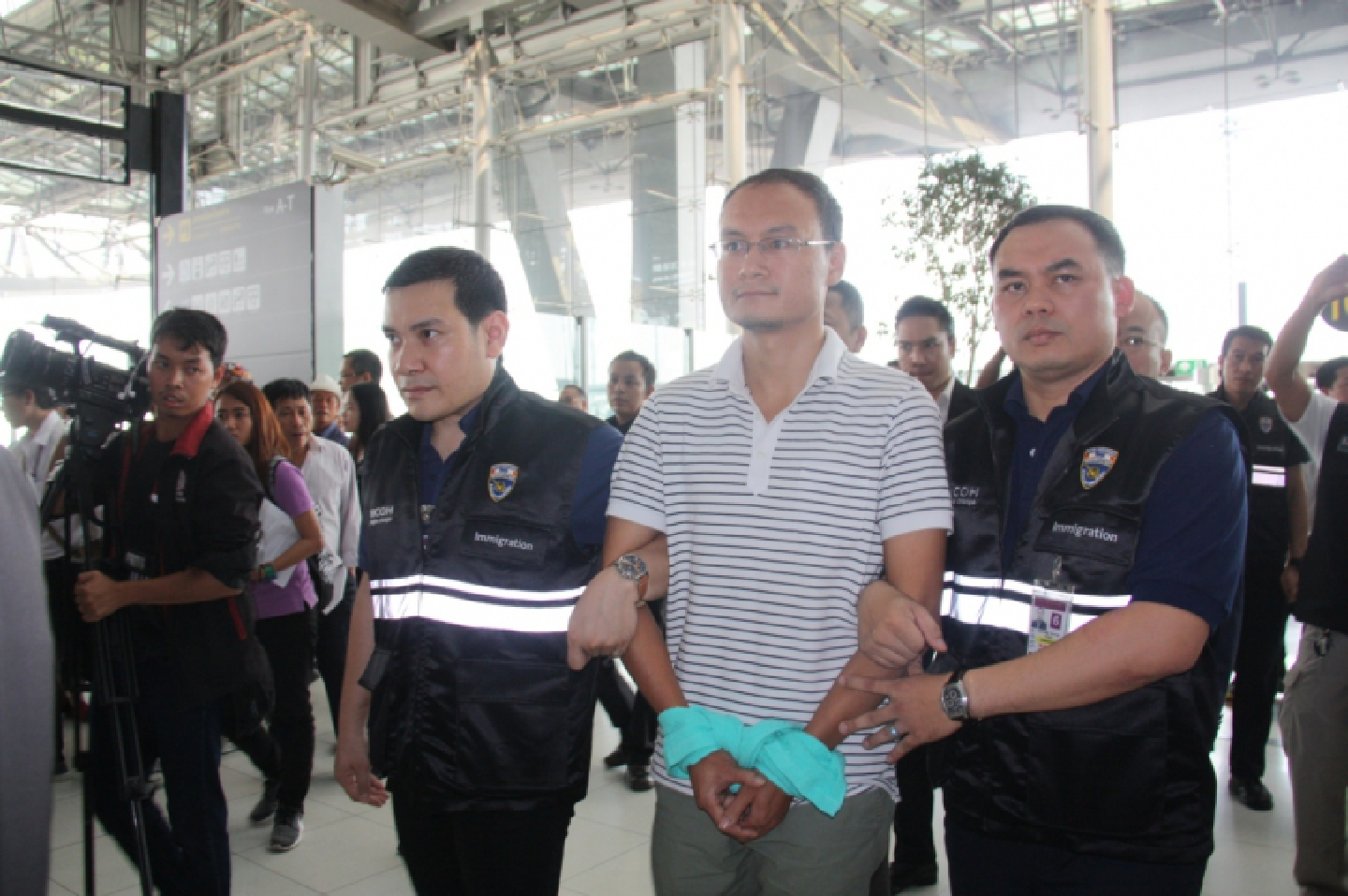 Chinese businessman named in gun shop heist deported Chinese businessman named in gun shop heist deported