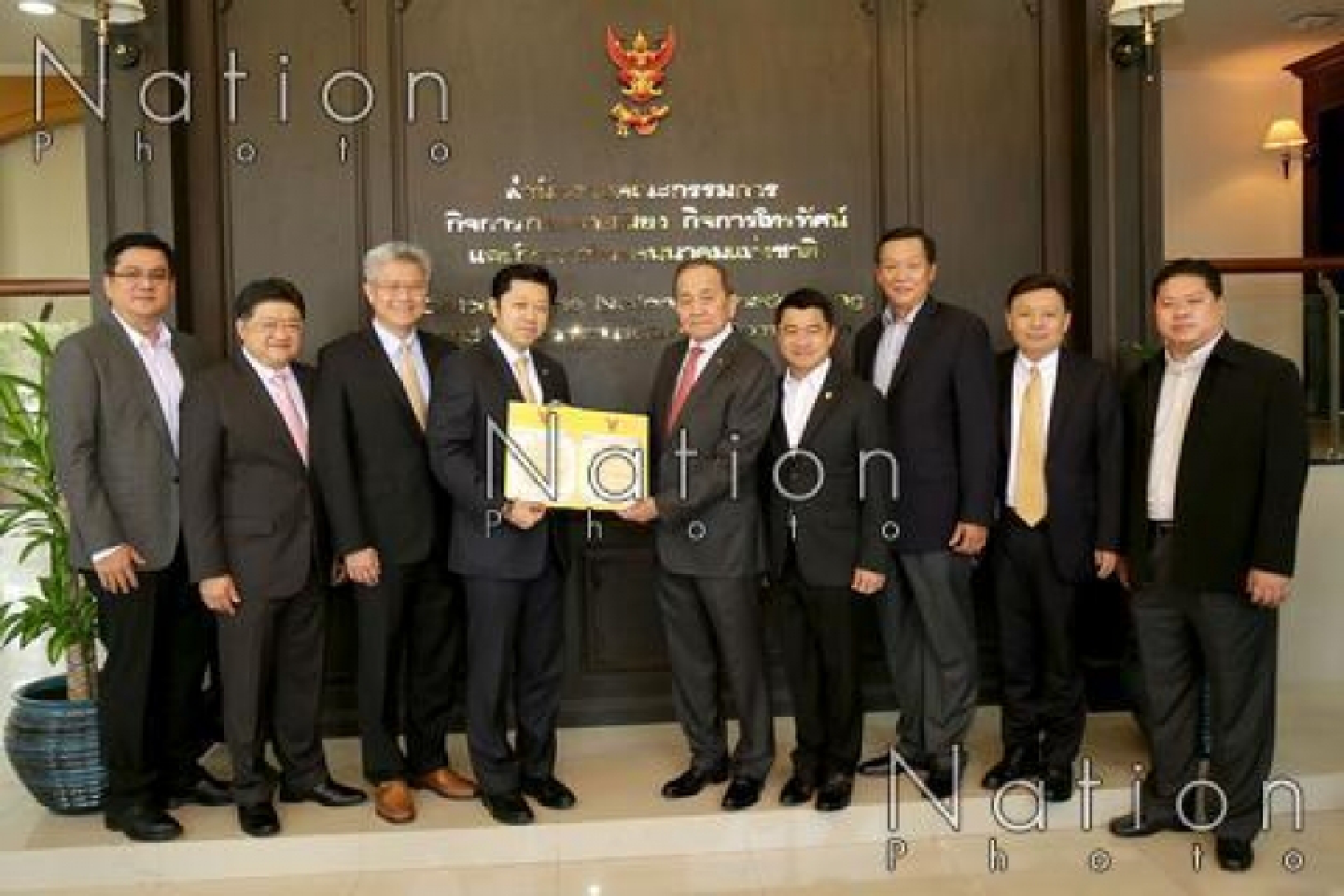 AIS bids to delay 2G-900 service cut-off