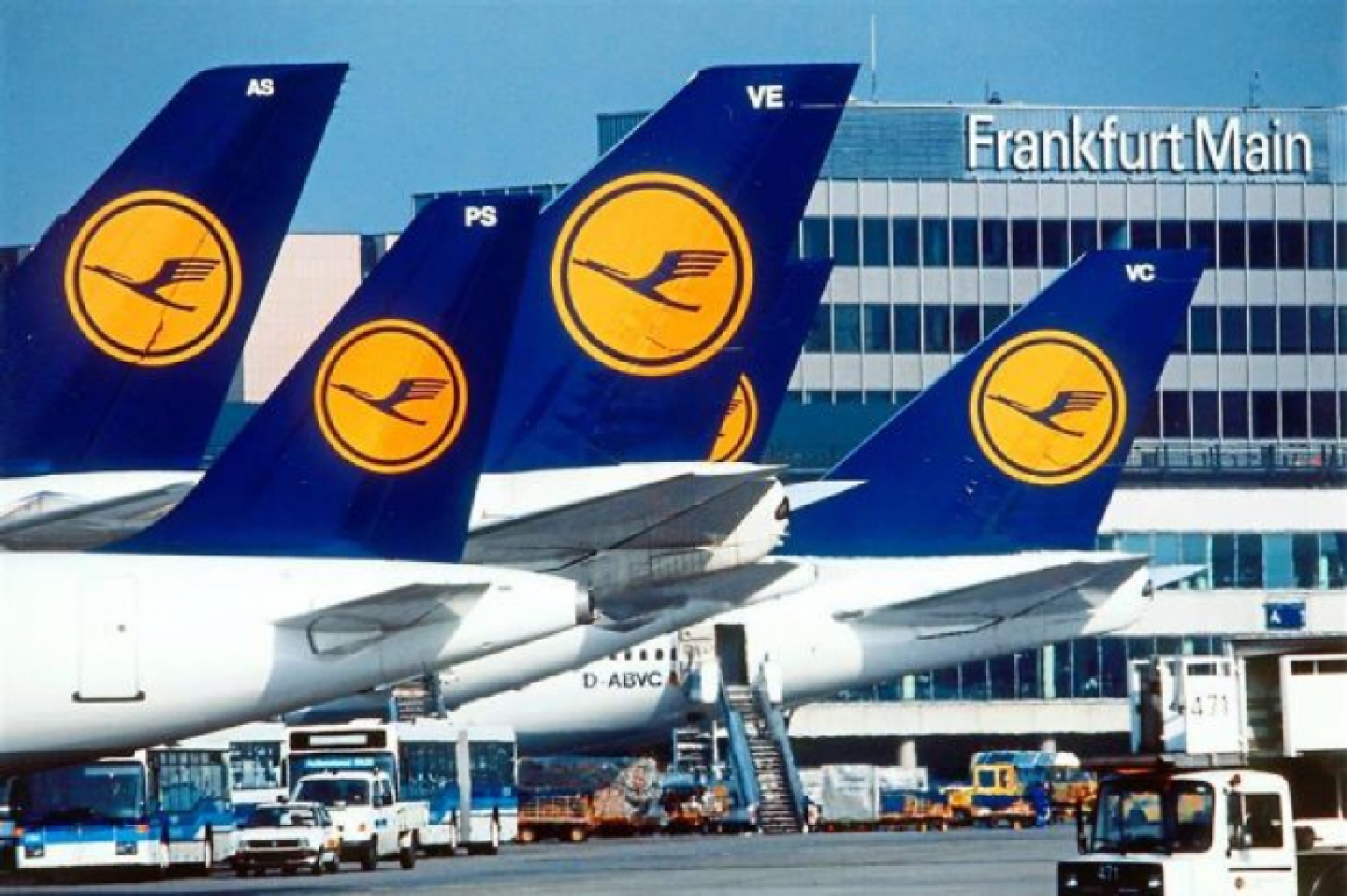 Lufthansa departs KLIA again
