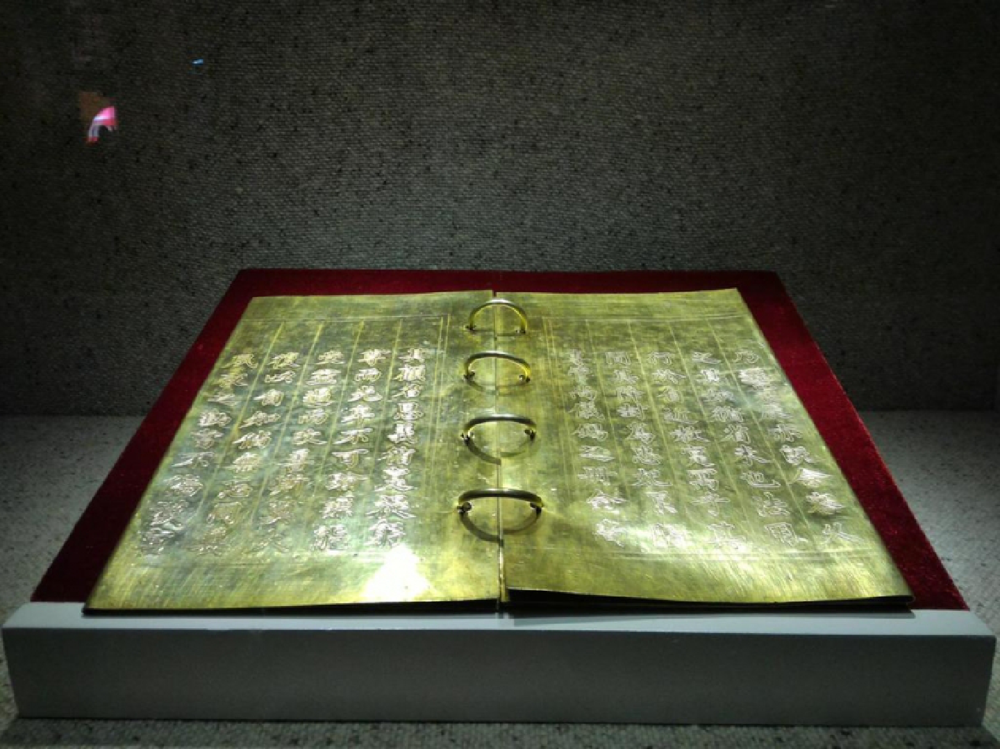 Golden books of the Nguyen Kings on show Golden books of the Nguyen Kings on show