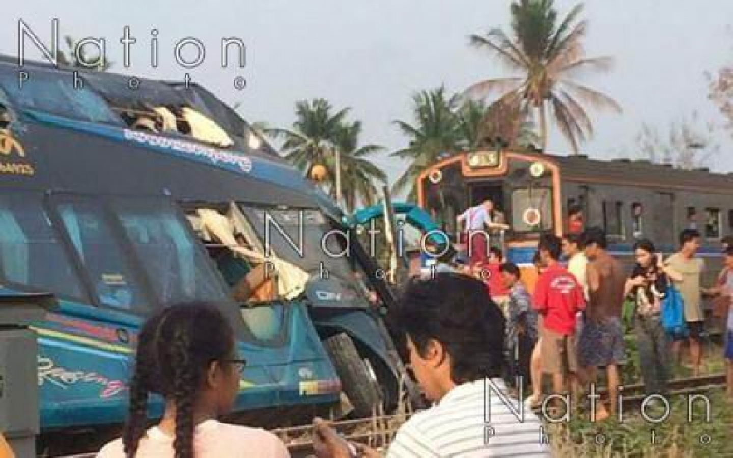 3 killed as bus hits train in Nakhon Pathom 3 killed as bus hits train in Nakhon Pathom