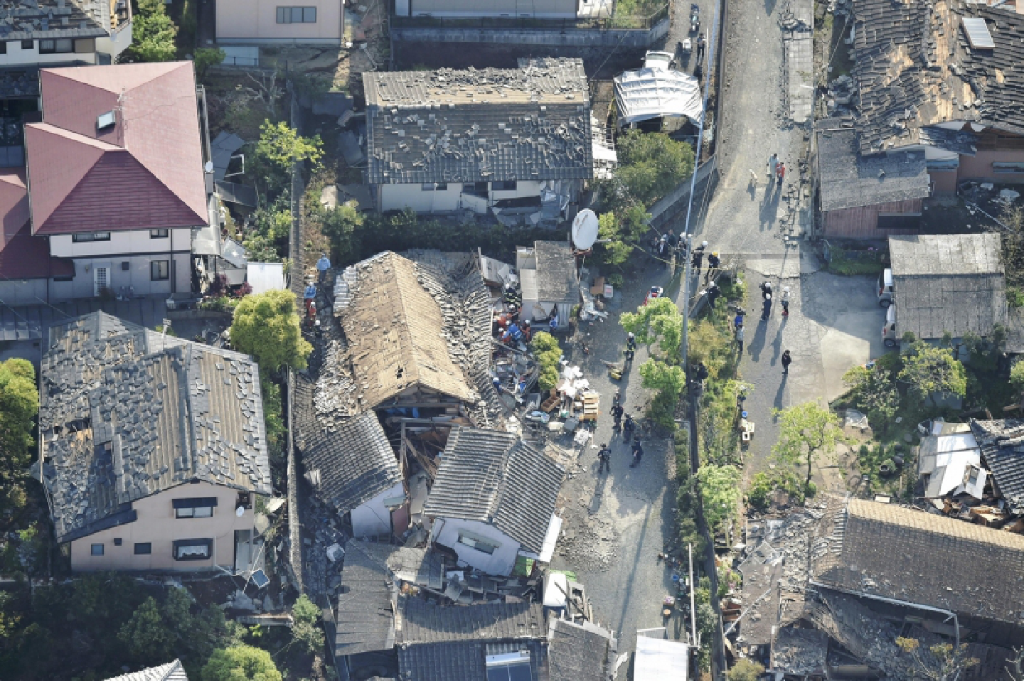 Railways, roads, homes hit hard during quake in Japan Railways, roads, homes hit hard during quake in Japan