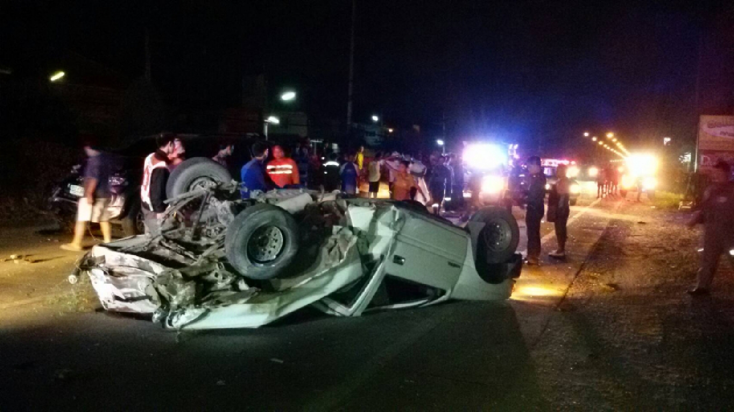 Briton flees after 2 killed in pickup-car crash Briton flees after 2 killed in pickup-car crash