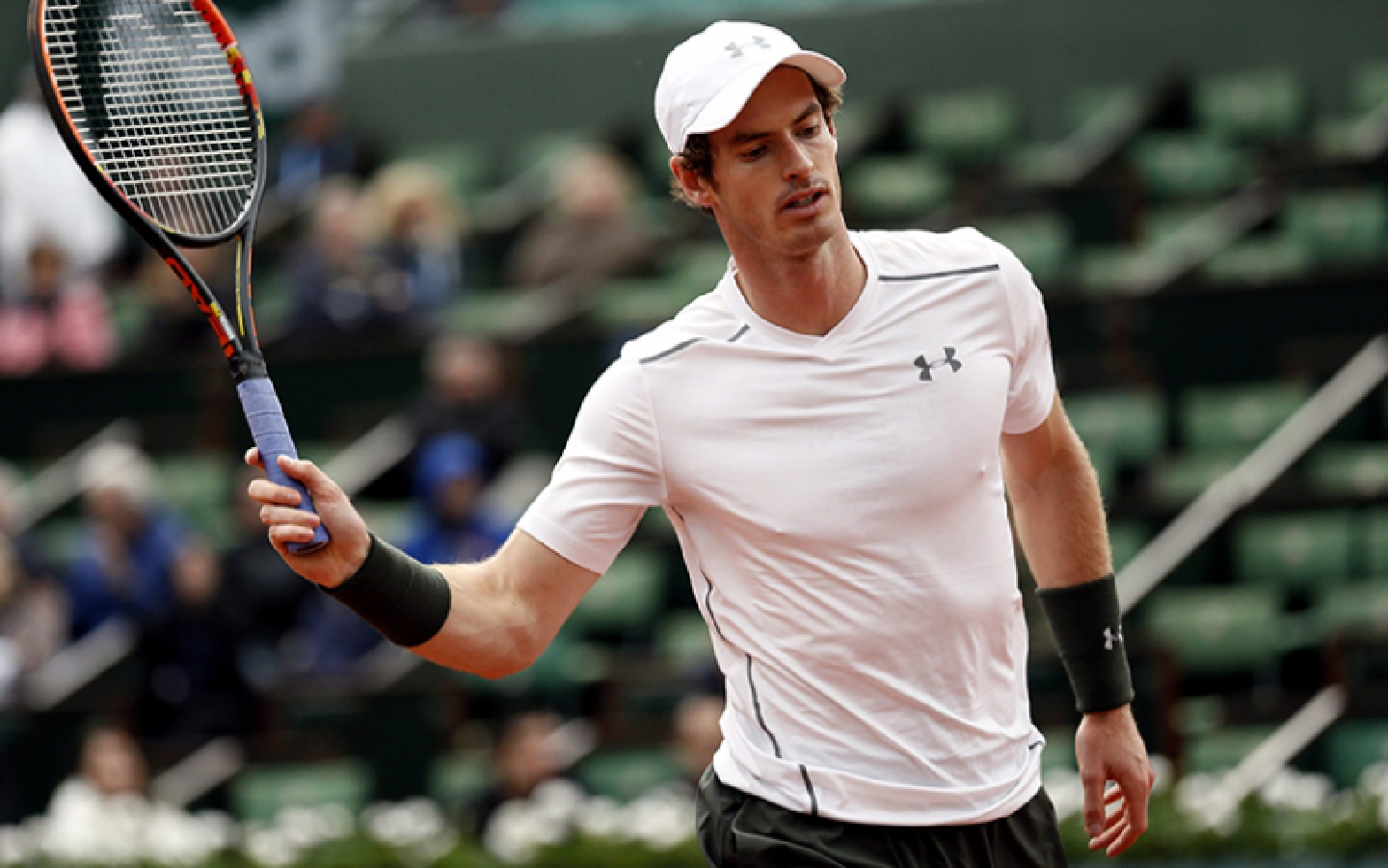 Murray locked in French Open survival battle, Wawrinka escapes shock Murray locked in French Open survival battle, Wawrinka escapes shock
