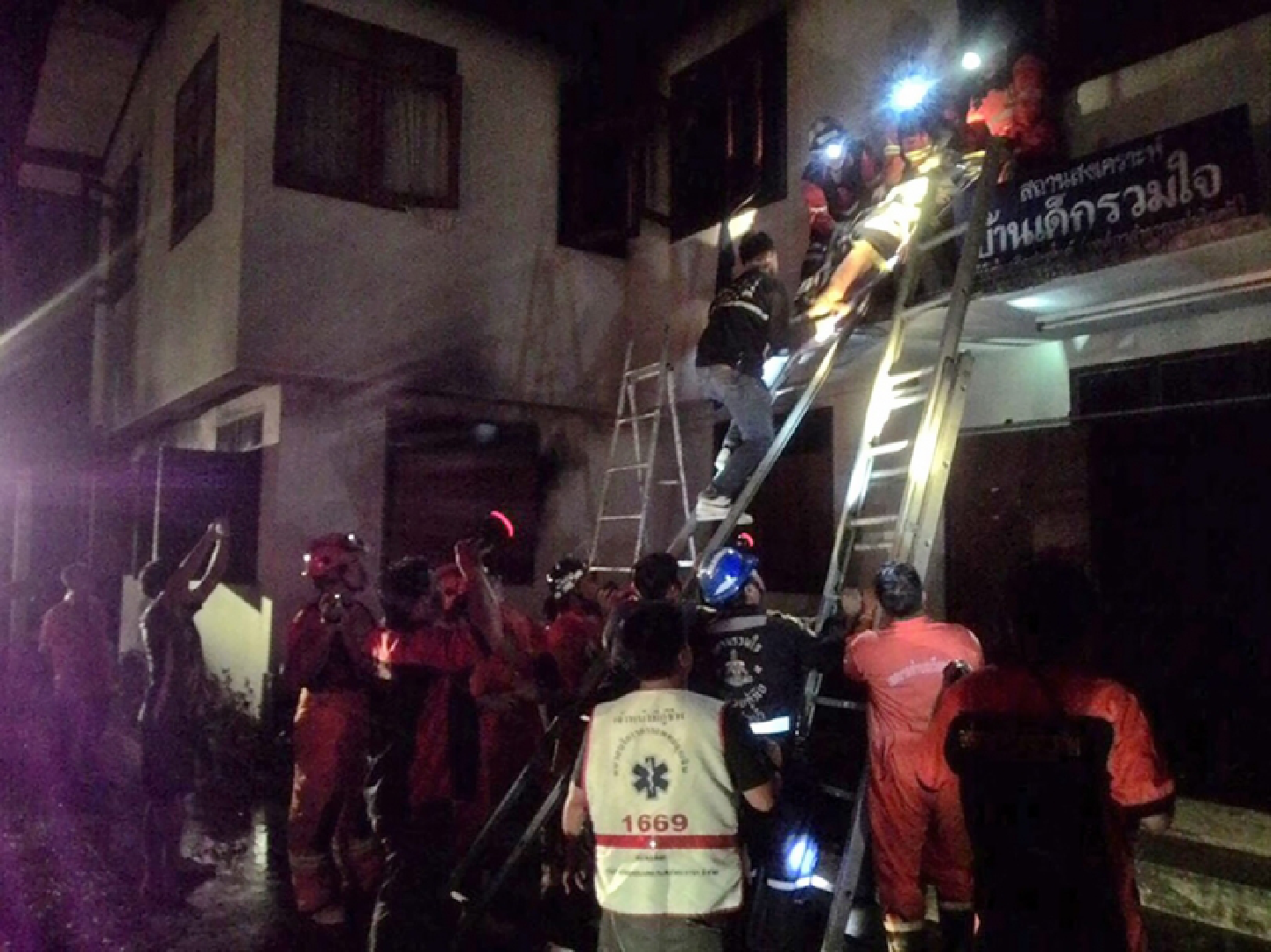 Injured teacher describes attempts to rescue kids from deadly inferno Injured teacher describes attempts to rescue kids from deadly inferno