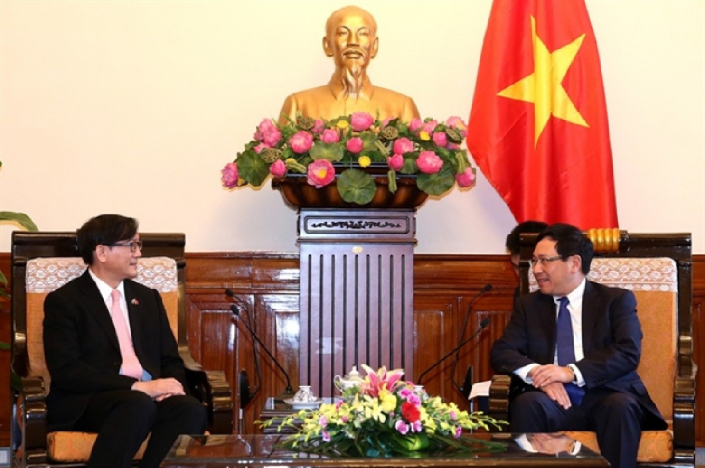 Thailand donates US$100,000 to Vietnam to fight drought Thailand donates US$100,000 to Vietnam to fight drought