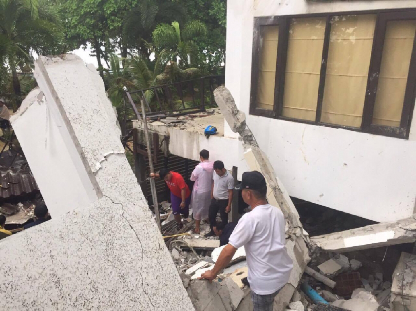 One tourist killed, seven trapped when Koh Chang hotel collapses One tourist killed, seven trapped when Koh Chang hotel collapses