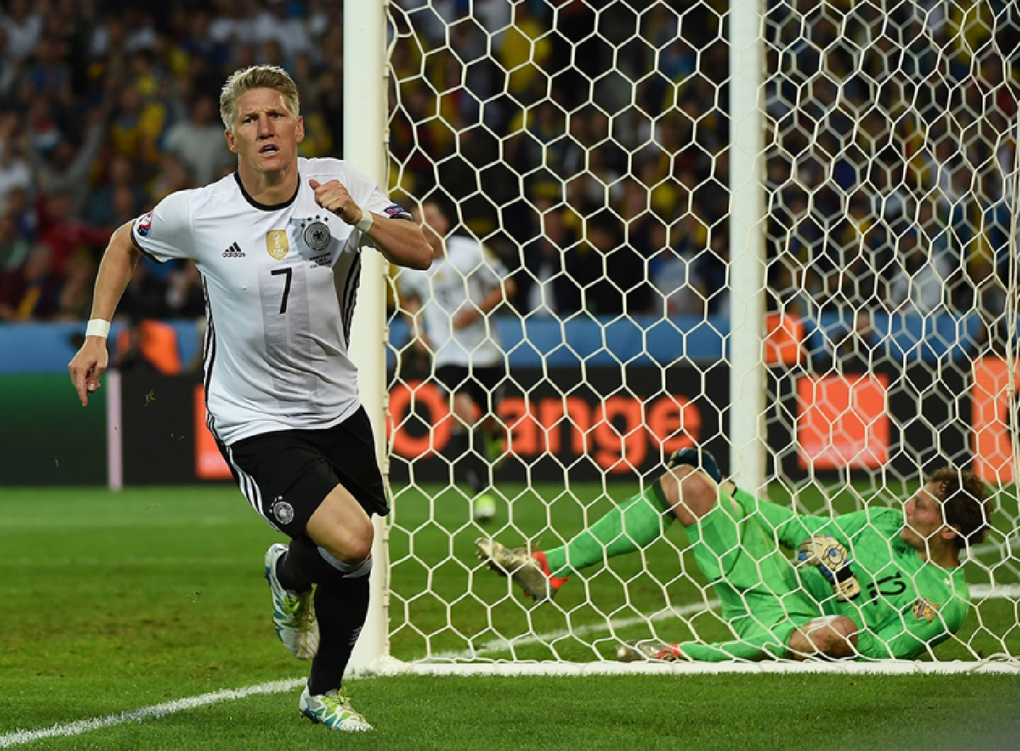 Germany beat Ukraine 2-0 in mixed display Germany beat Ukraine 2-0 in mixed display