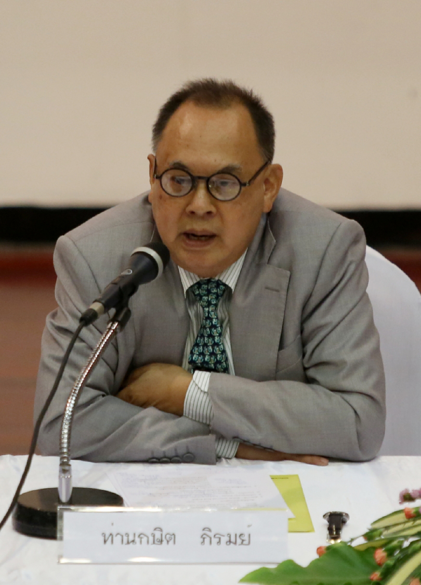 Ex-foreign ministers urge more international diplomacy