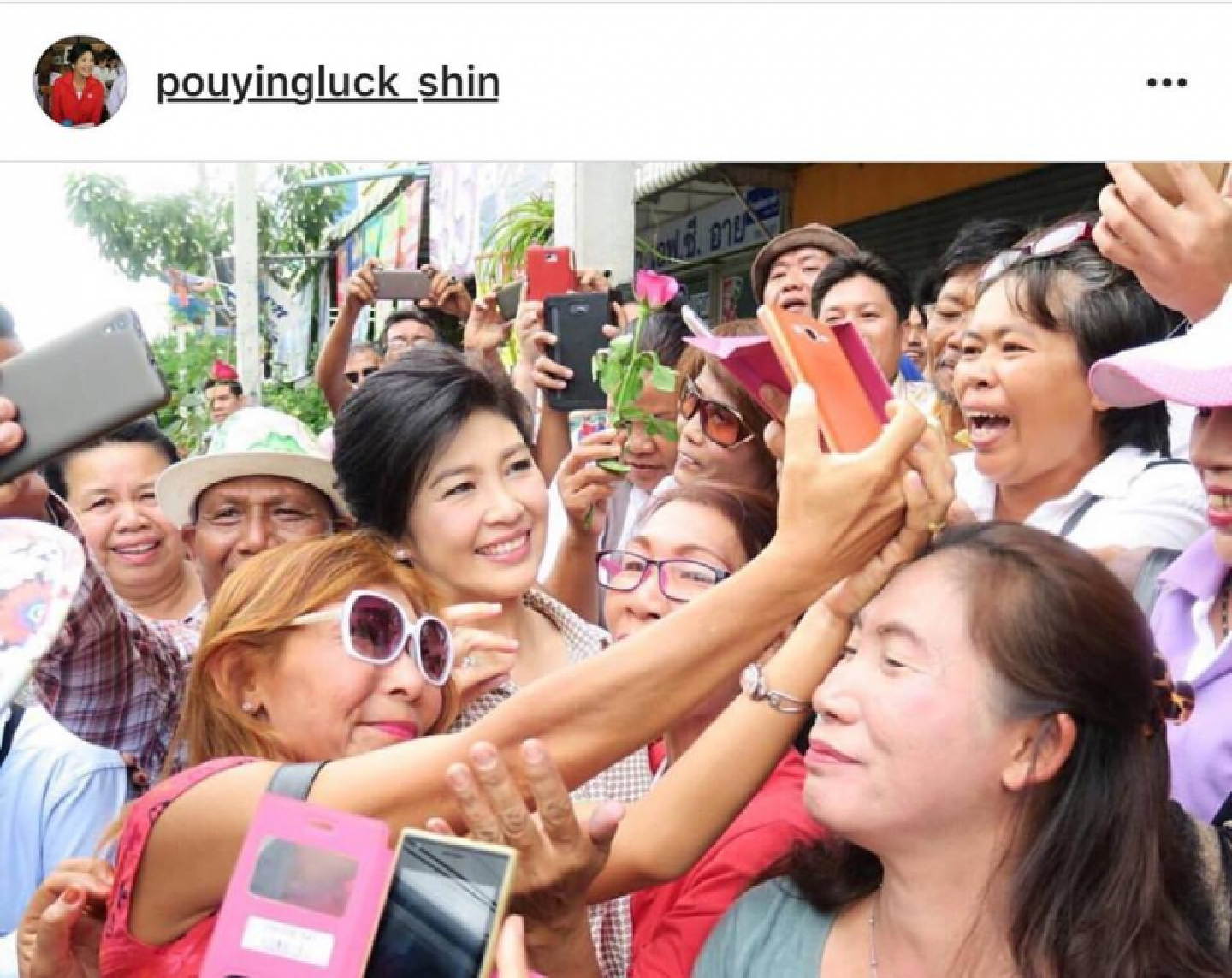 Yingluck makes merit after voting Yingluck makes merit after voting