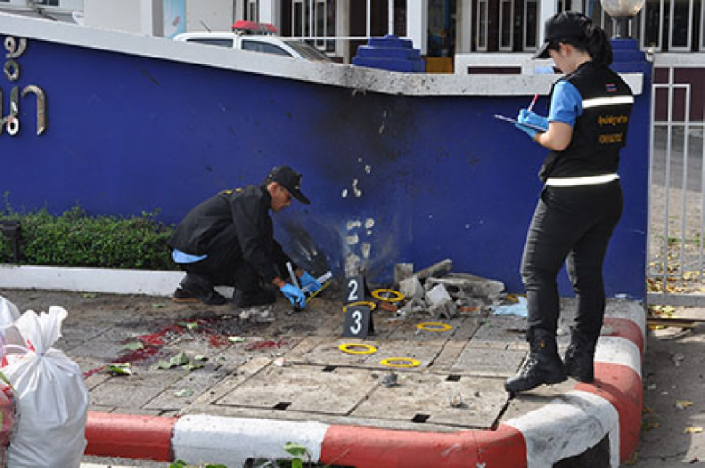 Double bombs hit Surat Thani Friday, killed one Double bombs hit Surat Thani Friday, killed one