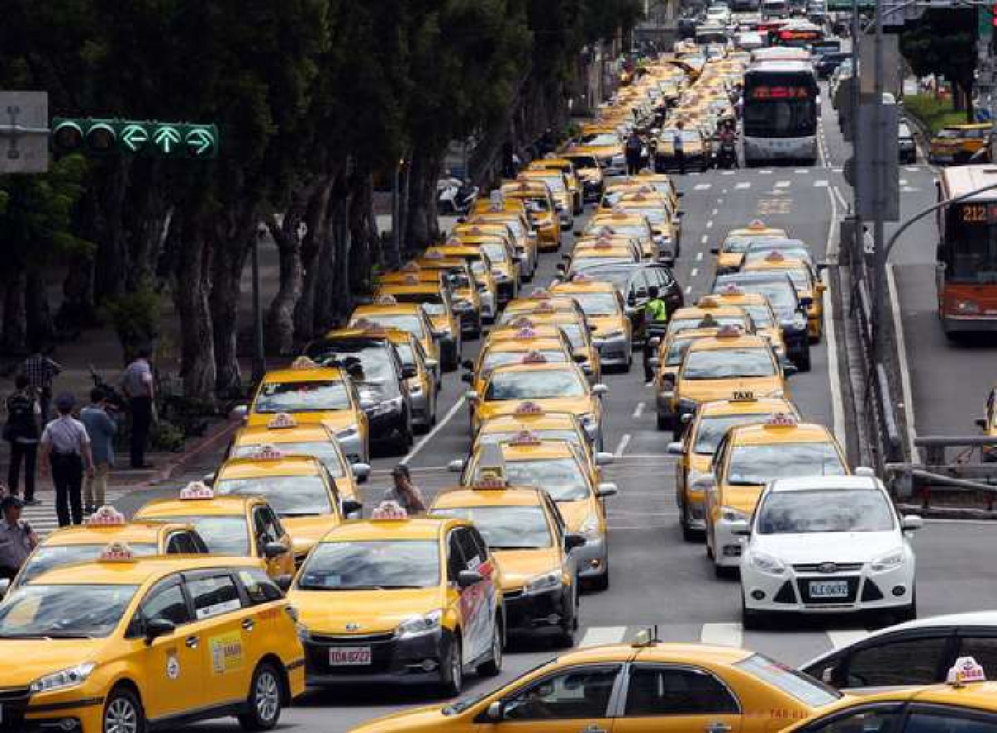 Hundreds of cabs surround Executive Yuan over delay in crackdown of Uber Hundreds of cabs surround Executive Yuan over delay in crackdown of Uber