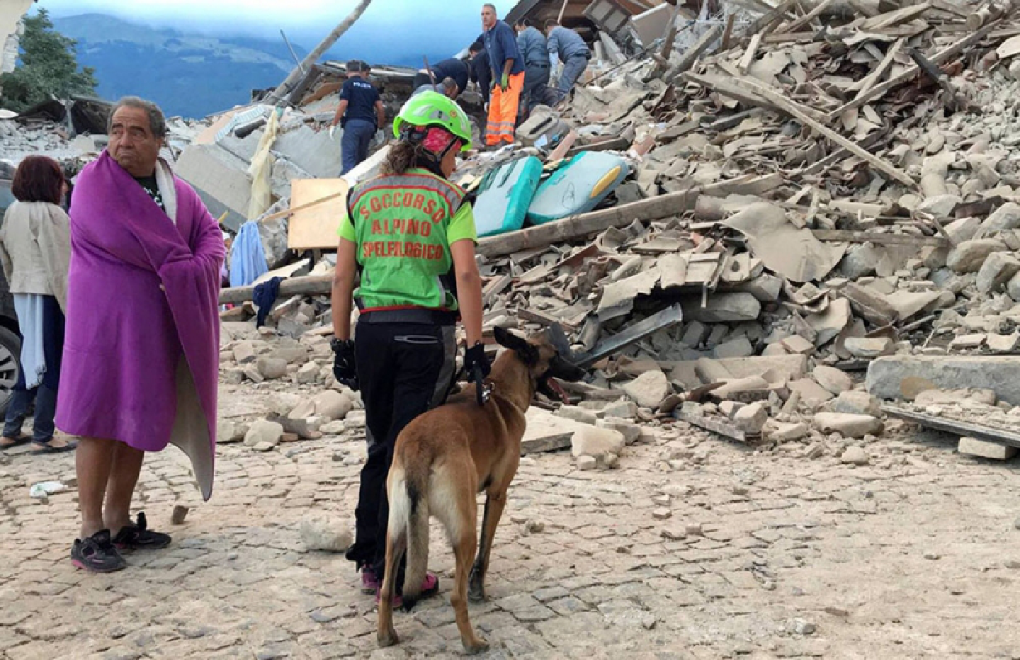 Strong 6.2 quake hits central Italy: USGS Strong 6.2 quake hits central Italy: USGS