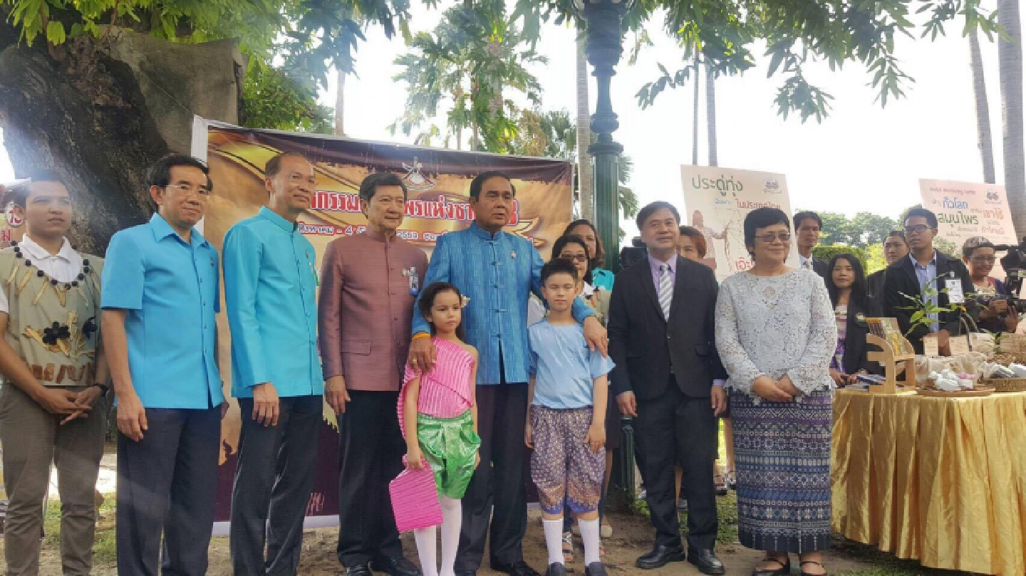 PM urges Thais to wear traditional costumes PM urges Thais to wear traditional costumes