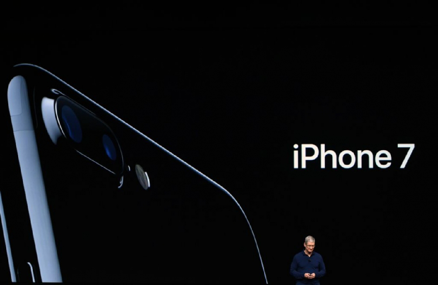 Apple makes splash with waterproof iPhones Apple makes splash with waterproof iPhones