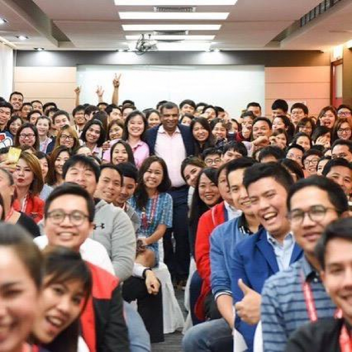 AirAsia boss apologises after furore over prostration