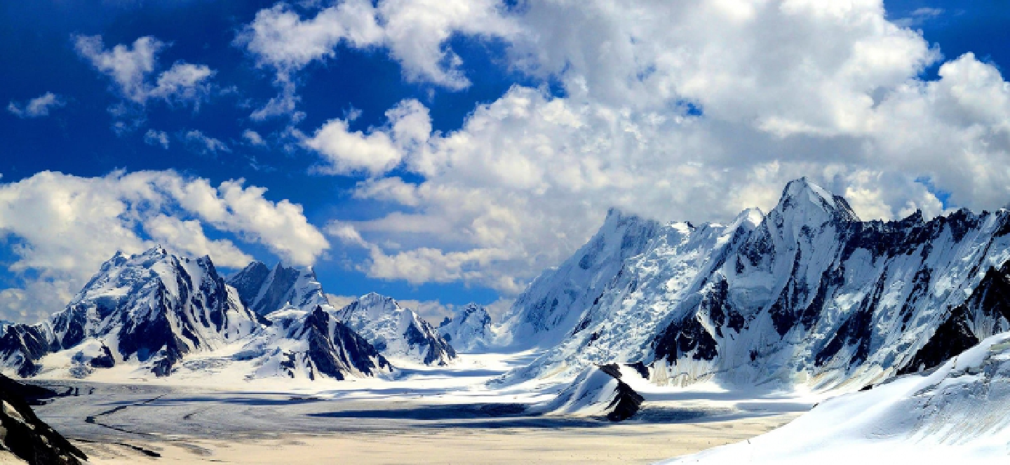The frozen lake that does not reflect anything The frozen lake that does not reflect anything