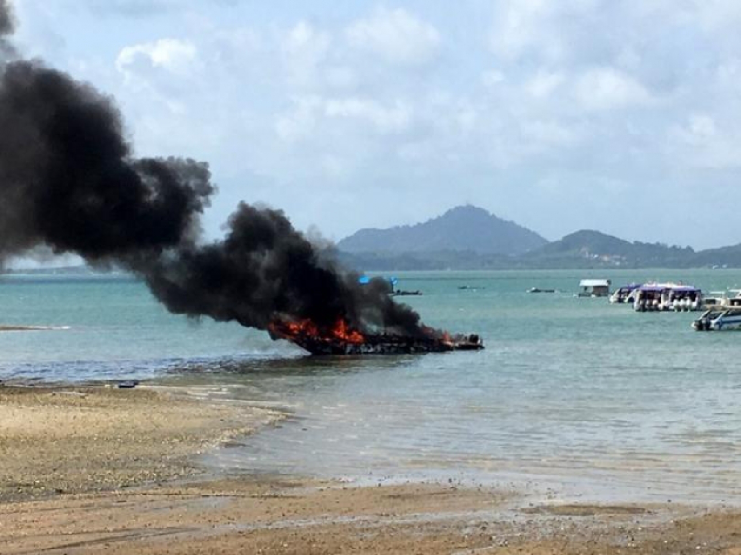 Two injured in Yamu boat fire Two injured in Yamu boat fire