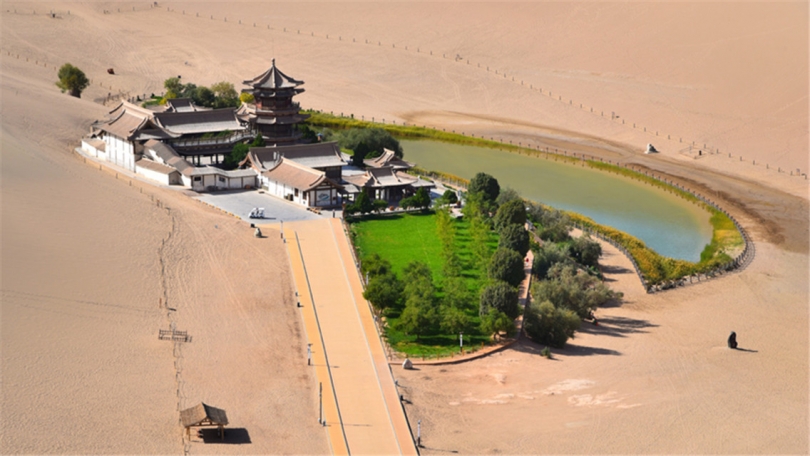 Crescent Lake: Green eye of the desert