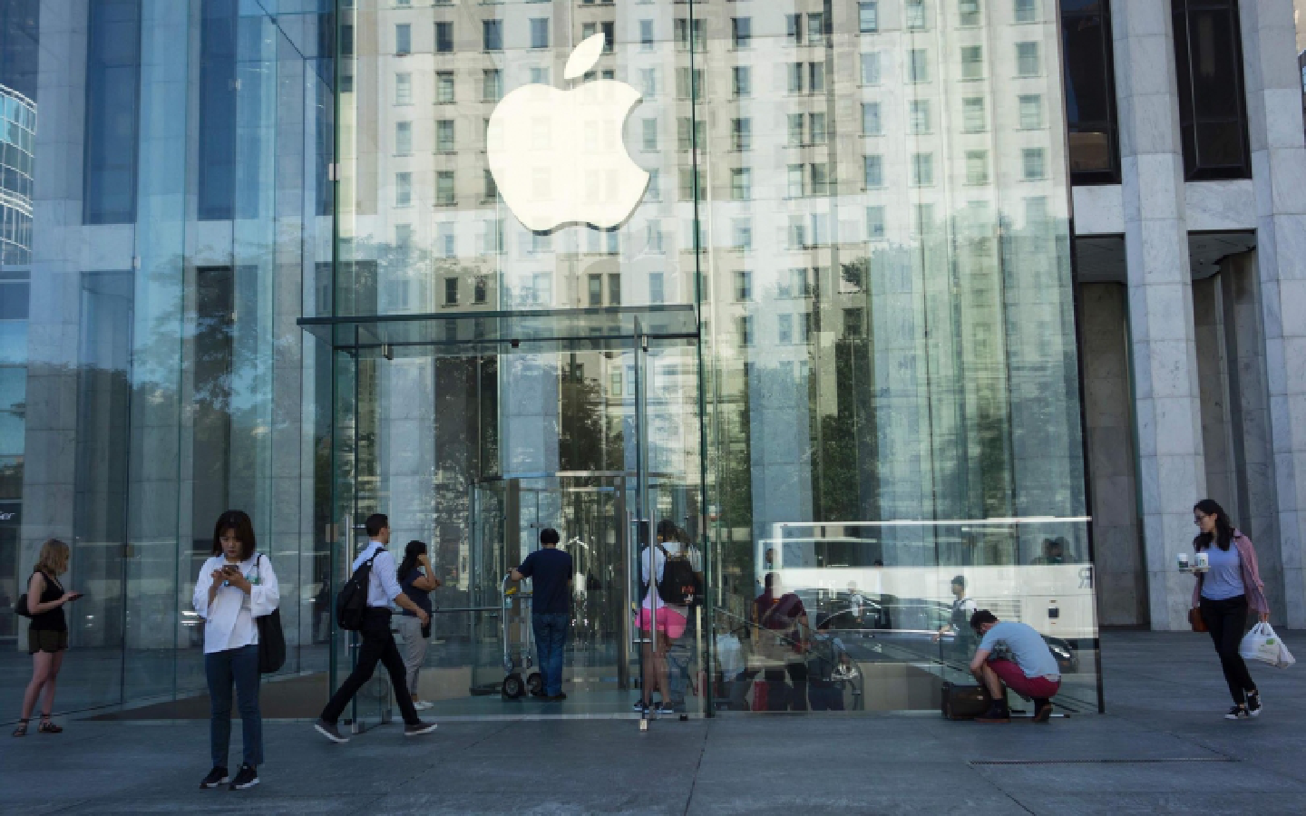 Apple teams with Deloitte to push deeper into work Apple teams with Deloitte to push deeper into work