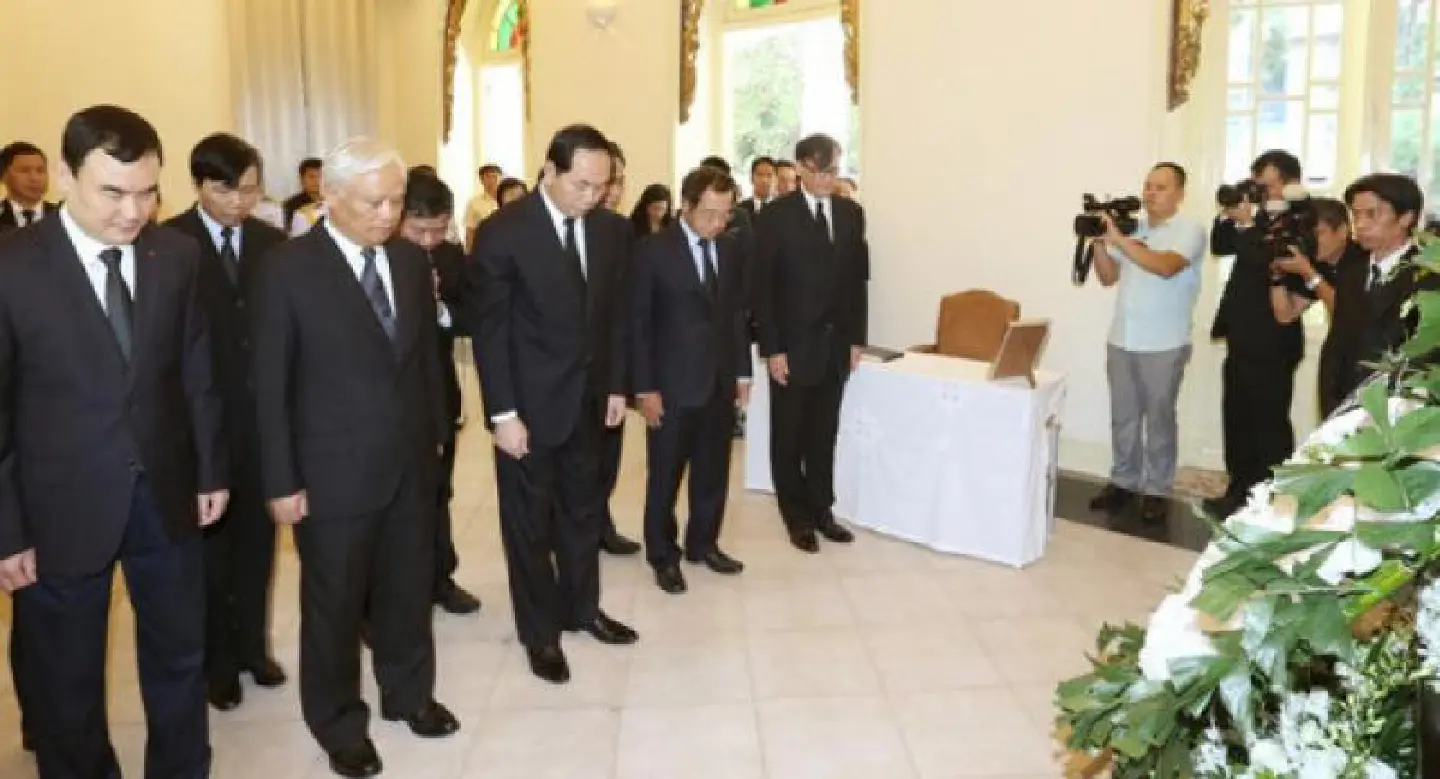 Vietnamese president honours late Thai King Vietnamese president honours late Thai King