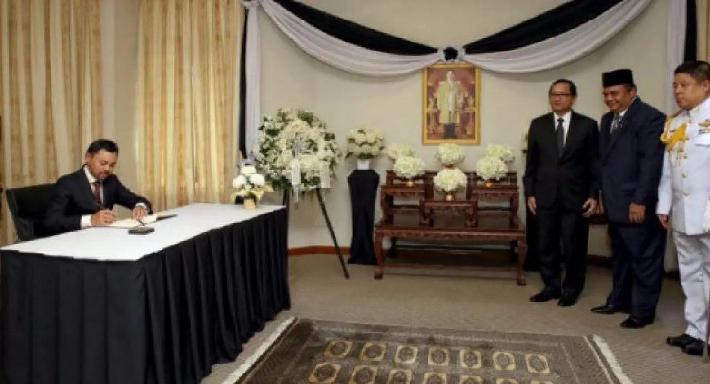 Brunei Prince pays tribute to late Thai King Brunei Prince pays tribute to late Thai King