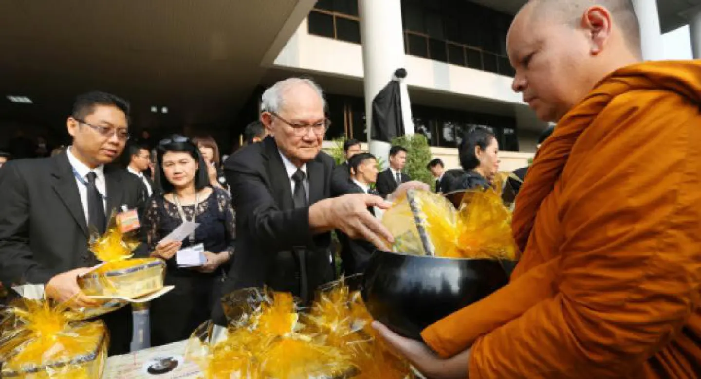 Glimmer of light pierces clouds as senior figures make merit for the King