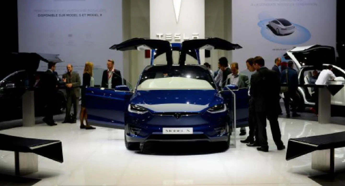 Tesla to build self-driving capabilities into all cars