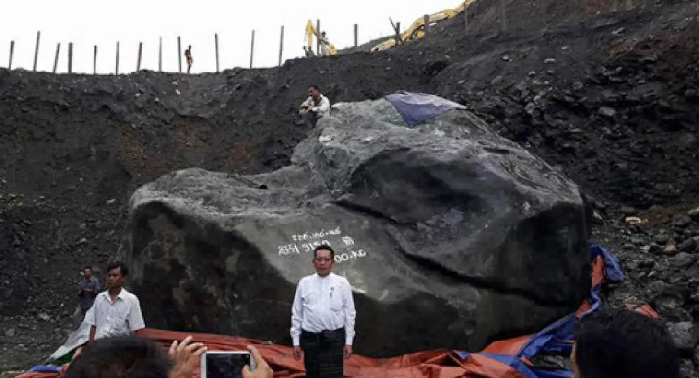 Myanmar giant jade stone 'too big to move' Myanmar giant jade stone 'too big to move'