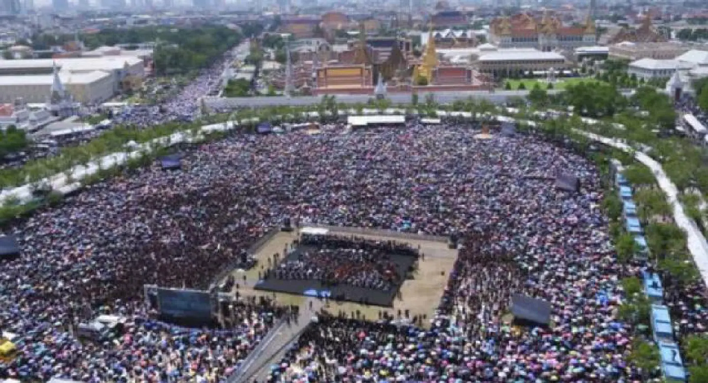 Huge turnout at Sanam Luang for mass singing of Royal Anthem Huge turnout at Sanam Luang for mass singing of Royal Anthem