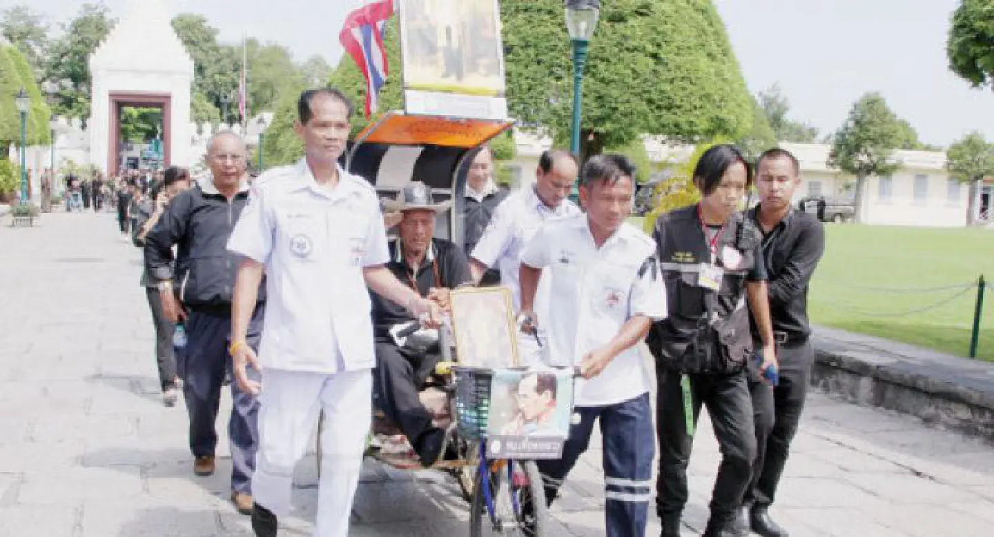 Wheelchair-bound man’s long trip of love for King Wheelchair-bound man’s long trip of love for King