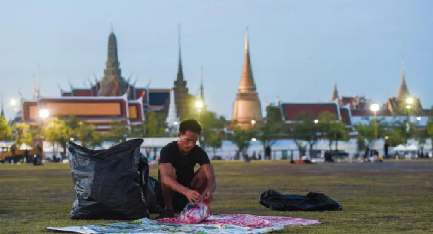 Mourners camp to be close to King Mourners camp to be close to King