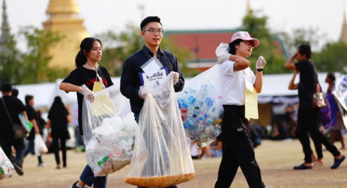 Thousands of volunteers for mourners, but rubbish mounts Thousands of volunteers for mourners, but rubbish mounts